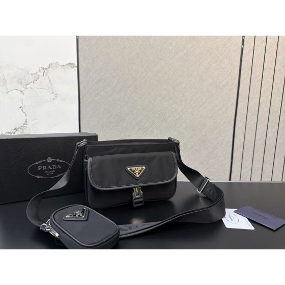 ¥540 【PRADA】⭐699Q⭐t503⭐ ming 尺寸：24 x 15CM ming