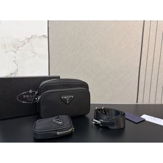 ¥550 【PRADA】⭐8934E⭐44d⭐ ming 尺寸：21 x 14CM ming