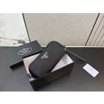 ¥550 【PRADA】⭐56P⭐i89x⭐ ming 尺寸：20 x 12CM ming