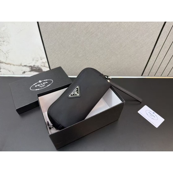 ¥550 【PRADA】⭐56P⭐i89x⭐ ming 尺寸：20 x 12CM ming