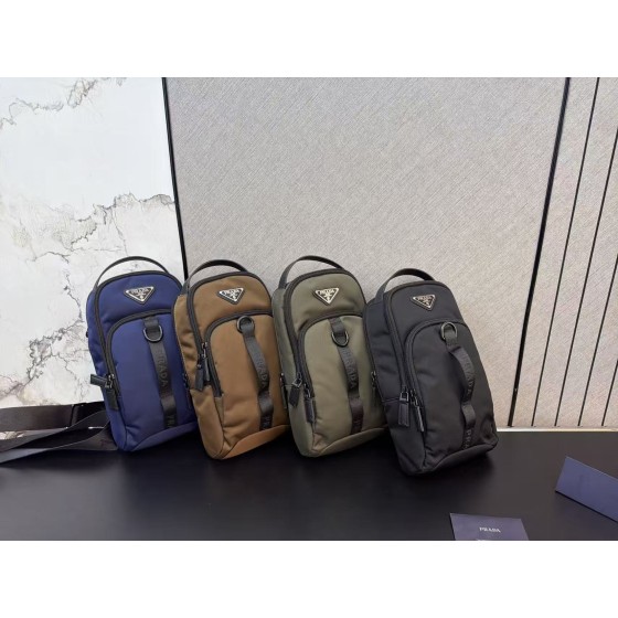¥560【PRADA】 ⭐EQ67⭐22⭐ ming 尺寸：20 x 27CM ming