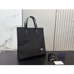 ¥550【PRADA】 ⭐EV767⭐98U⭐ ming 尺寸：34 x 33CM ming