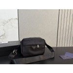 ¥520 【PRADA】⭐569⭐C61⭐ ming 尺寸：15 x 22CM ming