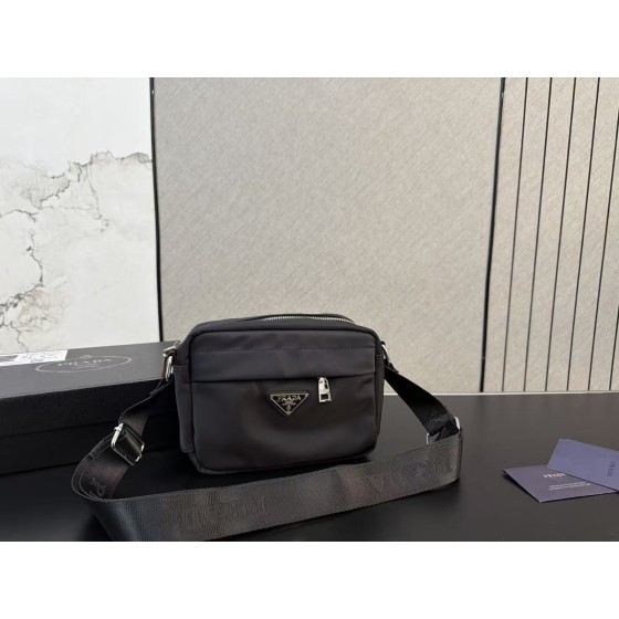 ¥520 【PRADA】⭐569⭐C61⭐ ming 尺寸：15 x 22CM ming