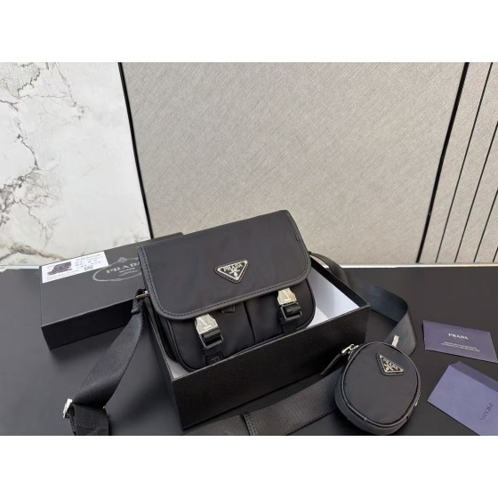 ¥580 【PRADA】⭐563⭐F67⭐ ming 尺寸：16 x 22CM ming