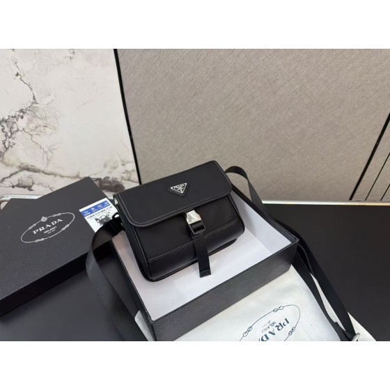 ¥520 【PRADA】⭐659⭐U67⭐ ming 尺寸： 15 x 21CM ming