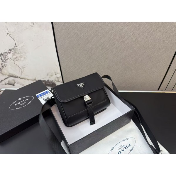 ¥520 【PRADA】⭐659⭐U67⭐ ming 尺寸： 15 x 21CM ming