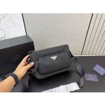 ¥520【PRADA】 ⭐5709⭐D67⭐ ming 尺寸：17 x 27 CM ming