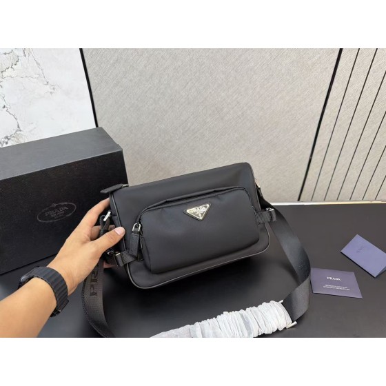 ¥520【PRADA】 ⭐5709⭐D67⭐ ming 尺寸：17 x 27 CM ming