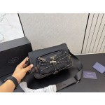¥530 【PRADA】⭐563⭐L85⭐ ming 尺寸：17 x 27 CM ming