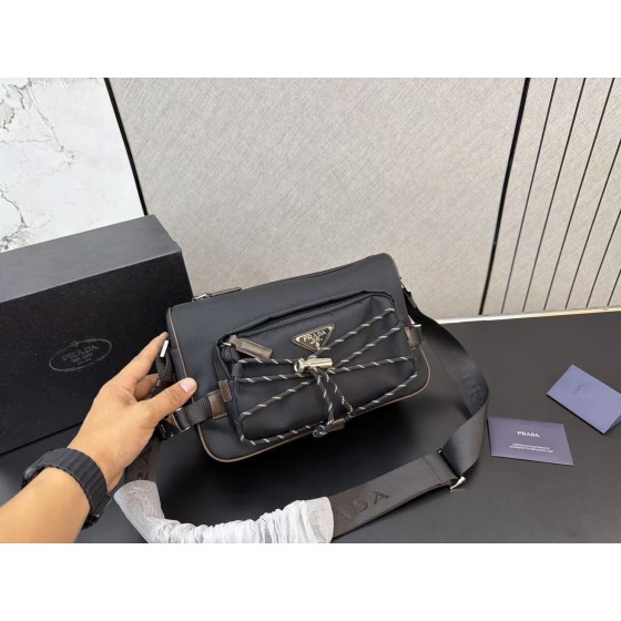 ¥530 【PRADA】⭐563⭐L85⭐ ming 尺寸：17 x 27 CM ming
