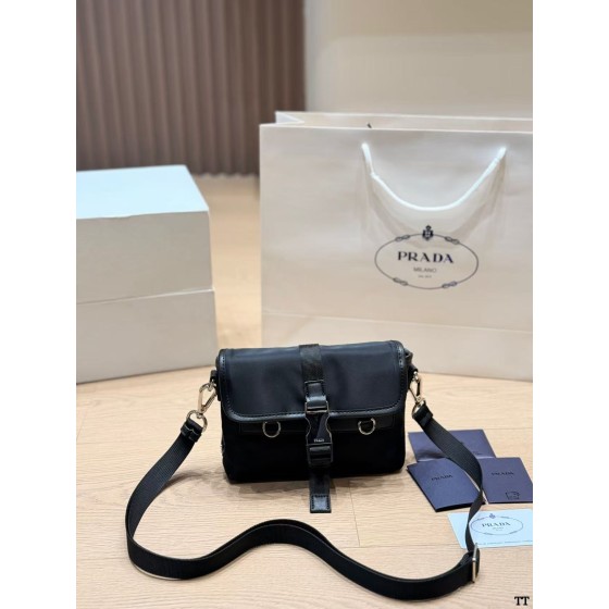 ¥520【PRADA】 ⭐p7⭐09⭐ HY 尺寸：20×13CM HY