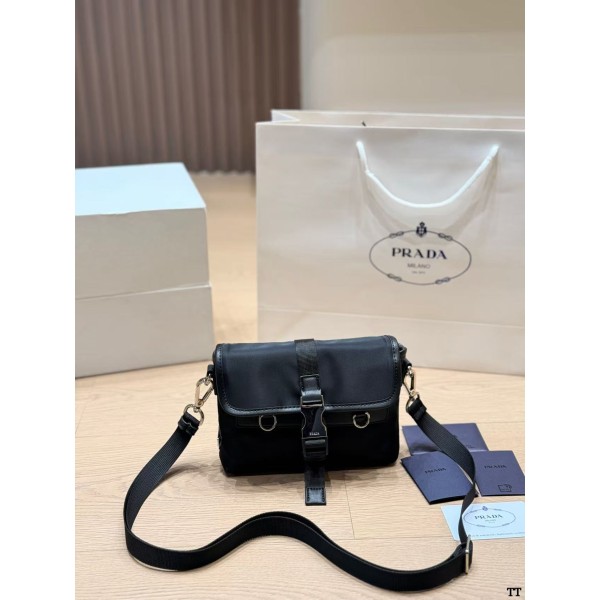 ¥520【PRADA】 ⭐p7⭐09⭐ HY 尺寸：20×13CM HY