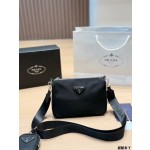 ¥550 【PRADA】⭐ q3⭐ 01⭐ HY 尺寸：25×20CM HY