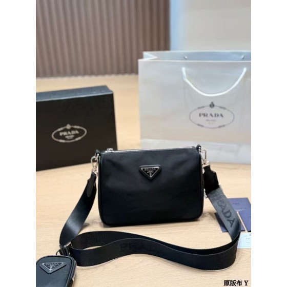 ¥550 【PRADA】⭐ q3⭐ 01⭐ HY 尺寸：25×20CM HY