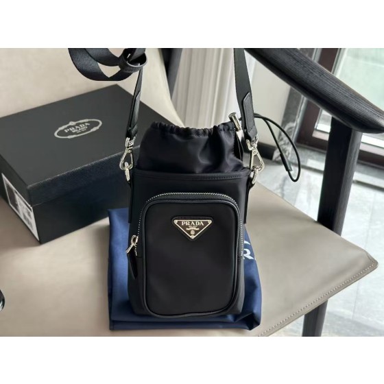¥530 【PRADA】⭐6r⭐2⭐ 尺寸：18×13CM ZN