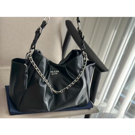 ¥580【PRADA】 ⭐46⭐99⭐ZN 尺寸：34×26CM ZN