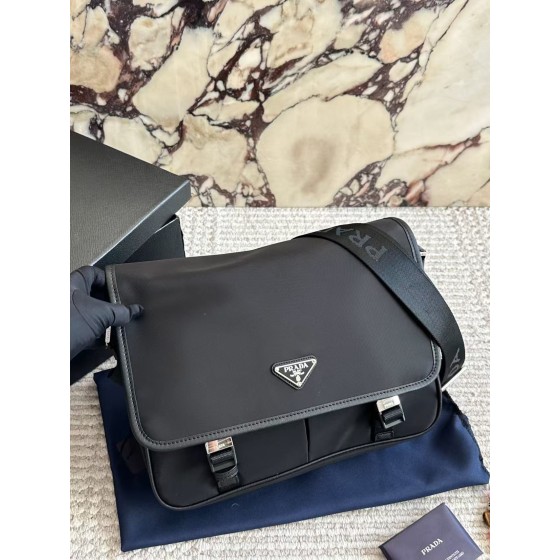 ¥590 【PRADA】⭐47⭐a2⭐ ZN 尺寸：26×10×19CM ZN
