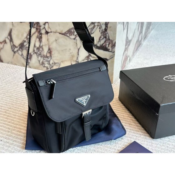 ¥580【PRADA】 ⭐64⭐y4⭐ ZN 尺寸：20×22CM ZN