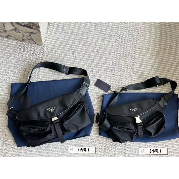 ¥570.00-590.00【PRADA】 ⭐3⭐60⭐c1⭐ZN 尺寸：30×20CM 大 21*17CM 小 ZN