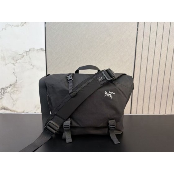 ¥560 【Arc'teryx】⭐325W⭐53RT⭐ 尺寸： 30 x 28CM ming