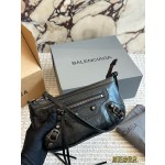 ¥560【Balenciaga】 ⭐678T⭐234Iip⭐ vc 尺寸：25×14CM vc