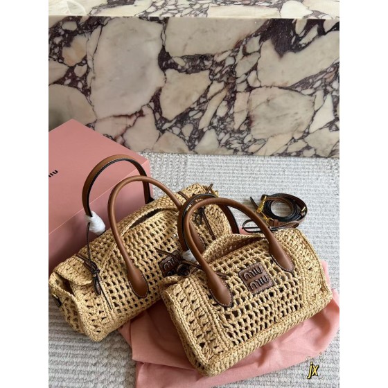 ¥610.00-630.00【MIUMIU】 ⭐091W⭐87Uu⭐ 尺寸：34×18CM 24×15CM vc