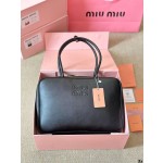 ¥560【MIUMIU】 ⭐E6V⭐66⭐ 二丫 尺寸：35×25CM 二丫