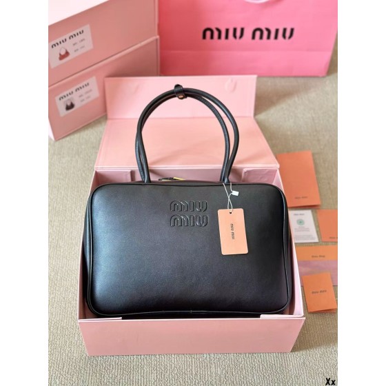 ¥560【MIUMIU】 ⭐E6V⭐66⭐ 二丫 尺寸：35×25CM 二丫