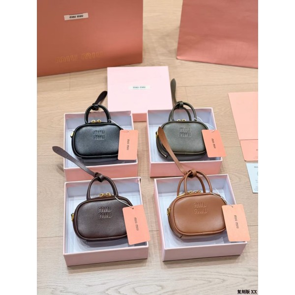 ¥580【MIUMIU】 ⭐F934⭐G6U⭐ 二丫 尺寸： 11×7CM 二丫