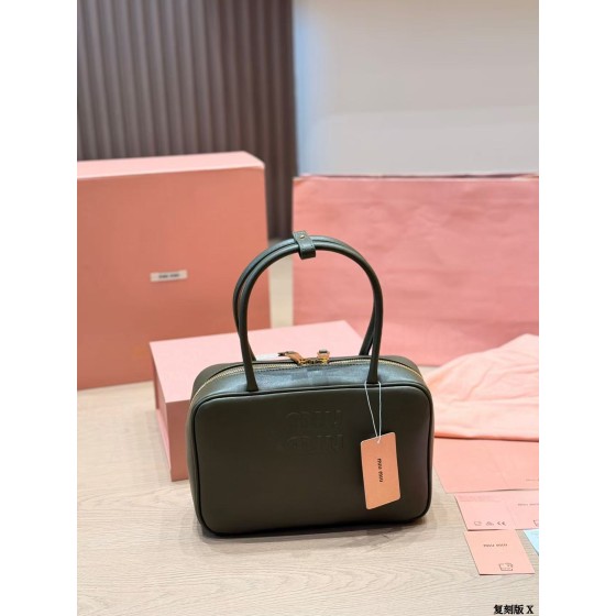 ¥520 【MIUMIU】⭐45T⭐Q12⭐ 二丫 尺寸：25CM 二丫