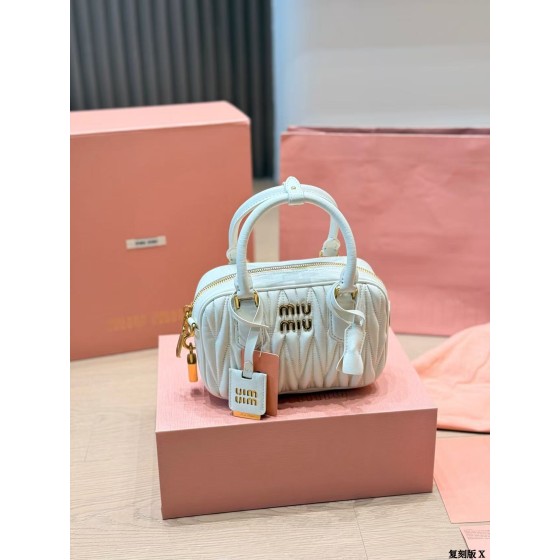 ¥540 【MIUMIU】⭐89⭐G6F⭐ 二丫 尺寸：20×14CM 二丫