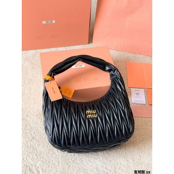 ¥580 【MIUMIU】⭐491⭐E5T⭐ 二丫 尺寸：30×20CM 二丫