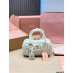 ¥520【MIUMIU】 ⭐561⭐TY7⭐ 二丫 尺寸：20×10CM 二丫