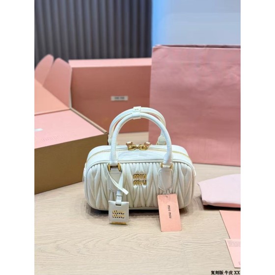 ¥520【MIUMIU】 ⭐561⭐TY7⭐ 二丫 尺寸：20×10CM 二丫