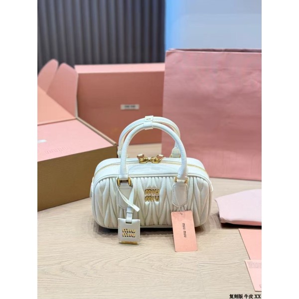 ¥520【MIUMIU】 ⭐561⭐TY7⭐ 二丫 尺寸：20×10CM 二丫