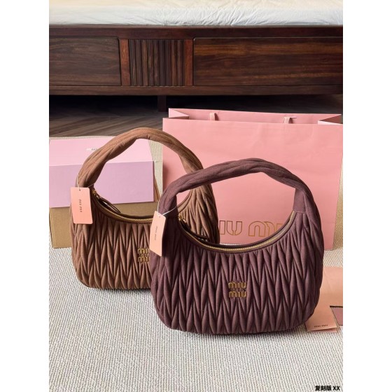 ¥520 【MIUMIU】 ⭐209⭐C7UN⭐ 二丫 尺寸：30×18CM 二丫