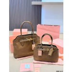 ¥560.00-580.00【MIUMIU】 ⭐56UA⭐R6⭐ 二丫 尺寸：30×20CM 40×30CM 二丫