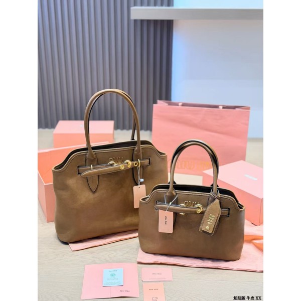 ¥560.00-580.00【MIUMIU】 ⭐56UA⭐R6⭐ 二丫 尺寸：30×20CM 40×30CM 二丫