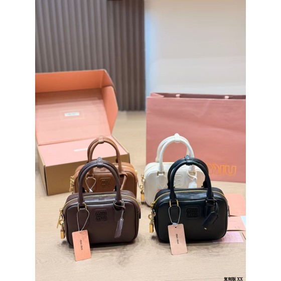 ¥520 【MIUMIU】⭐729⭐D5TY⭐ 二丫 尺寸：19×13CM 二丫