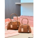 ¥560.00-580.00【MIUMIU】 ⭐77ZA⭐U9P⭐ 二丫 尺寸：32×20CM 38×24CM 二丫