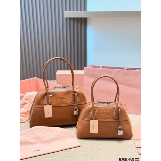 ¥560.00-580.00【MIUMIU】 ⭐77ZA⭐U9P⭐ 二丫 尺寸：32×20CM 38×24CM 二丫