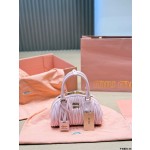 ¥560 【MIUMIU】⭐52⭐WQ1⭐ 二丫 尺寸：21×13CM 二丫