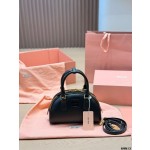 ¥540【MIUMIU】 ⭐6033⭐X7U⭐二丫 尺寸：23×15CM 二丫
