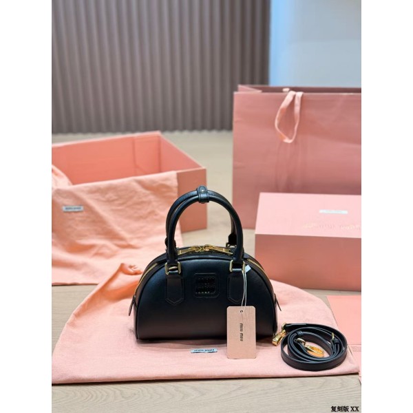 ¥540【MIUMIU】 ⭐6033⭐X7U⭐二丫 尺寸：23×15CM 二丫