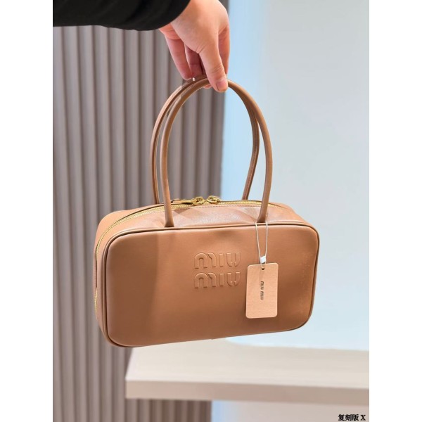 ¥520 【MIUMIU】⭐821⭐W61⭐ 二丫 尺寸：30×17CM 二丫