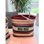 ¥580 【MIUMIU】⭐49⭐M8⭐JZ 尺寸：25×38CM JZ