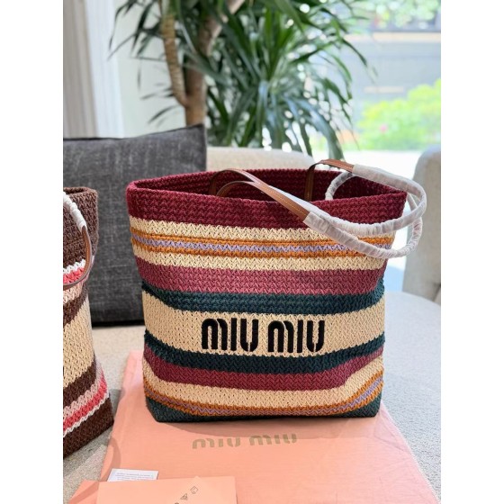 ¥580 【MIUMIU】⭐49⭐M8⭐JZ 尺寸：25×38CM JZ