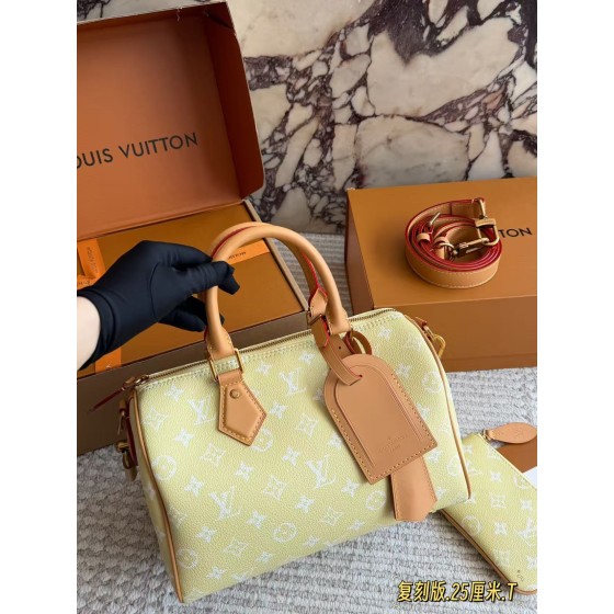 ¥580【LV】 ⭐C76cc⭐7522W⭐ 尺寸：25×17×12CM vc