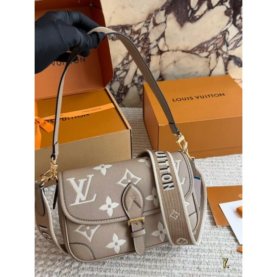 ¥480【LV】 ⭐800⭐WQas5⭐ 尺寸：25x15CM vc